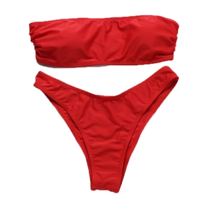 Ensemble bikini bandeau deux pièces rouge classique avec détails froncés sur fond blanc