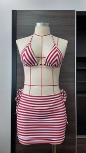 Détail du haut de bikini à rayures rouges et blanches et jupe à cordon sur mannequin
