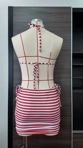 Vue arrière d'un bikini dos nu rayé rouge et blanc avec jupe portefeuille sur mannequin