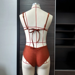 Détail du dos d'un bikini rouge rouille avec bretelles fines et effet froncé fessier