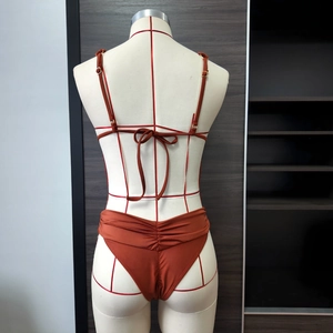 Vue détaillée du bikini rouge rouille avec bretelles réglables et dos froncé