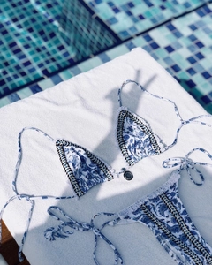 Détail d'un bikini imprimé paisley avec bordure en dentelle et anneau métallique
