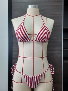 Ensemble bikini 3 pièces à rayures rouges et blanches avec haut licou et jupe