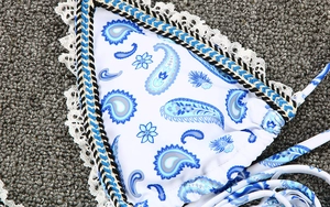 Détail d'un bikini à imprimé cachemire bleu avec tresse et bordure en dentelle