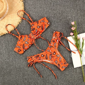 Détail macro de l'ensemble bikini paisley orange avec attaches latérales nouées