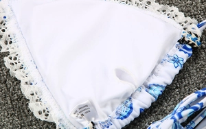 Vue détaillée de la doublure bikini fleurie taille M avec dentelle et ouverture