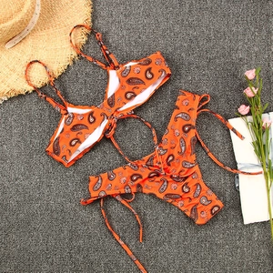Vue détaillée du bikini orange à motif cachemire avec haut à lacets et culotte échancrée