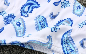 Détail de bikini imprimé cachemire avec coutures plates précises sur tissu élastique