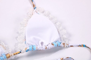 Détail du haut de bikini montrant la dentelle, l'imprimé floral et le rembourrage