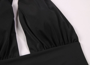 Detailaufnahme des schwarzen One-Shoulder-Badeanzugs mit elegantem Faltenstoff und Textur