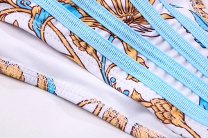 Vue macro du maillot de bain floral avec bandes élastiques bleues et coutures détaillées
