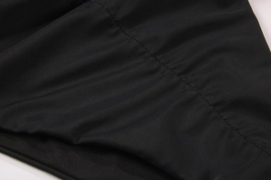 Detailansicht der sauberen Nähte und schwarzen Textur des One-Shoulder-Badeanzugs