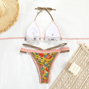 Détail à plat d'un bikini à licou imprimé avec ourlet à volants et lanières latérales