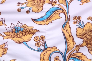 Gros plan sur l'imprimé floral vintage et les coutures renforcées du tissu bikini stretch