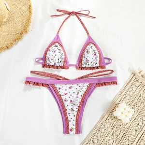 Vue détaillée du bikini lavande avec imprimé fleuri, volants et liens à nouer
