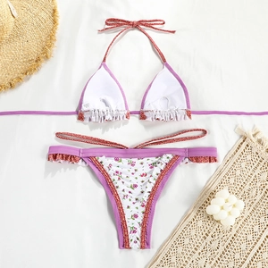 Détails d'un bikini à imprimé floral avec volants et lanières à nouer sur fond blanc pur