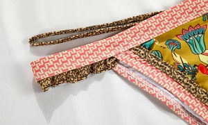 Détail d'un bikini à imprimé floral avec lanières léopard et bords à volants