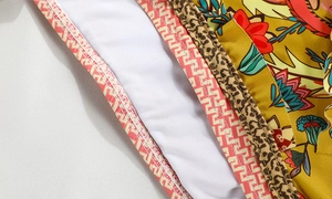 Détail d'un bikini patchwork à motifs floraux et léopard avec des finitions à double aiguille
