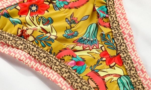Détail macro des bords à volants avec patchwork floral et tissu à imprimé léopard