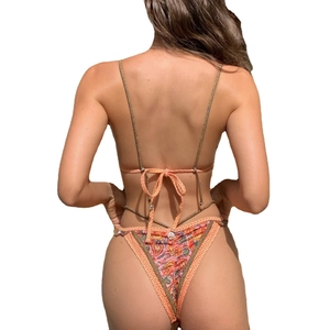Vue de dos du bikini à motif paisley avec culotte haute et fermeture à nouer