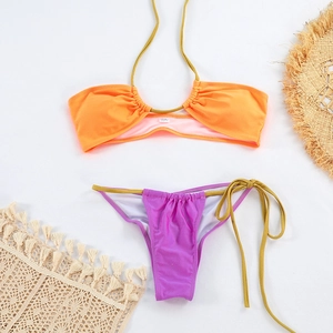 Détail de bikini bicolore avec fronces et lanières latérales réglables à nouer