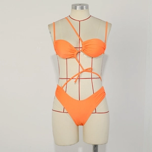 Leuchtend oranger Bikini-Set mit asymmetrischen Trägern und gerafften Körbchen für Damen