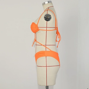 Detailansicht eines leuchtend orangen Bikinis mit gerafftem Bindedesign am Profil
