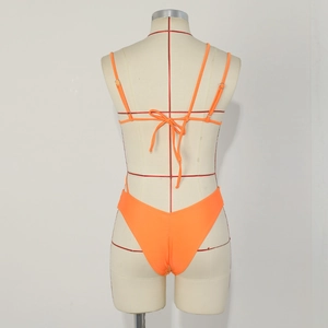 Detailansicht der Rückseite des leuchtend orangefarbenen Bikinis mit Kreuzschnürung