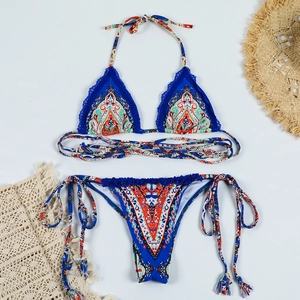 Détails macro d'un ensemble bikini à motif paisley avec bordure en dentelle bleue