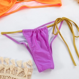 Détail à plat d'un bas de bikini violet avec des cordons de serrage latéraux jaunes