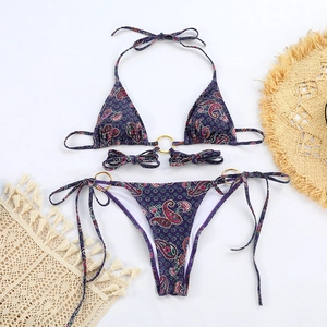 Dunkelvioletter Bikini mit Paisley-Muster, goldenen Ringen und verstellbaren Trägern