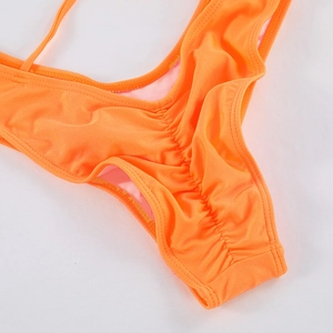 Detailansicht des hellorangen Bikini-Höschens mit Raffung und hochwertiger Stoffstruktur