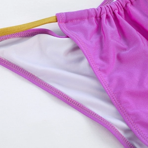 Vue détaillée du tissu brillant de bikini en nylon violet avec cordon doré et coutures fines