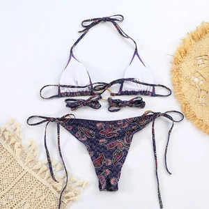 Sexy lila Paisley-Bikini-Set mit goldenen Metallringen und verstellbaren Bändern