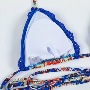 Détail du haut de bikini à fleurs montrant la doublure blanche, la taille M et la dentelle