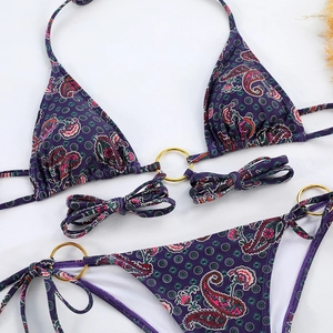 Detailansicht des Paisley-Print-Bikinis mit goldenen Metallringen und Schleifen