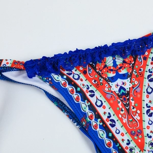 Détail du bas de bikini à imprimé floral avec bordure en dentelle bleu marine et motifs