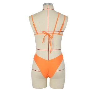 Rückansicht eines leuchtend orangen Bikini-Sets mit Bindeschleife und hohem Beinausschnitt