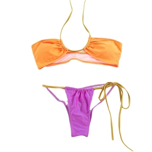 Maillot de bain bikini bicolore avec haut orange et bas violet à nouer sur fond blanc