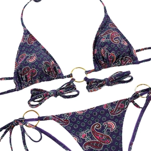 Zweiteiliges Bikini-Set mit Paisley-Print, goldenen Metallringen und Neckholder
