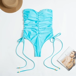 Maillot de bain une pièce bleu ciel avec cordon de serrage et perles dorées à plat