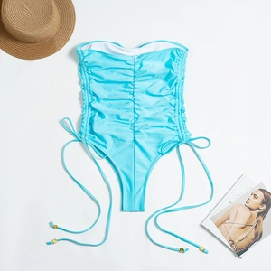 Maillot de bain froncé bleu clair avec cordons latéraux et perles dorées en vue plate