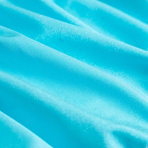 Vue macro du tissu bleu brillant pour maillot de bain avec texture tissée et effet scintillant