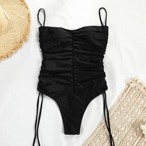 Vue à plat d'un maillot de bain une pièce noir froncé avec cordon et fines bretelles