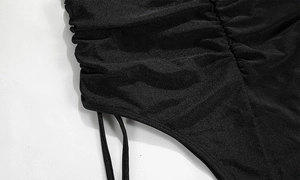 Détail du design froncé latéral et du cordon réglable sur le maillot de bain noir