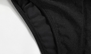 Détail montrant les coutures de qualité et le tissu noir texturé du maillot de bain