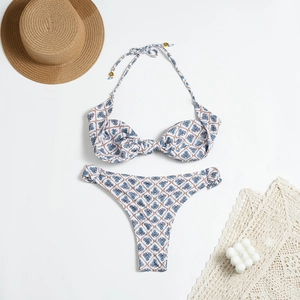 Piatto di bikini floreale blu e bianco con stampa a catena dorata e accessori da spiaggia
