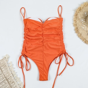Détail du maillot de bain orange avec fronces et cordons de serrage réglables
