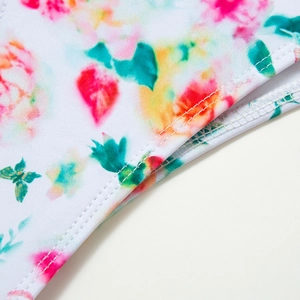 Dettaglio del tessuto a fiori con cuciture di alta qualità sui bordi del bikini