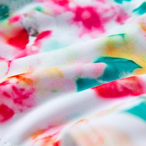 Dettaglio macro del tessuto bikini ad alta elasticità con stampa floreale vivace